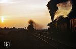 41 1303 (rechts) begegnet im Bahnhof Sponholz einer unbekannten Schwesterlok. (12.10.1977) <i>Foto: Dr. Uwe Knoblauch</i>