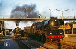 03 0020 wird in Neubrandenburg von dem ausfahrenden Gex 2652 mit 41 1155 überholt. Was auf den ersten Blick ungewöhnlich erscheint, erklärt sich dadurch, das der D 616 aus Berlin hier endete. (10.07.1977) <i>Foto: Dr. Uwe Knoblauch</i>