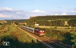 232 421 auf Falschfahrt im Zuge der Elektrifizierungsarbeiten des Verkehrsprojekts Deutsche Einheit Nr. 7 auf der Strecke Eisenach - Bebra bei Herleshausen. (1993) <i>Foto: Günter Hauthal</i>