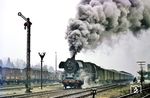 41 117 (Bw Magdeburg Hbf) fährt mit einem "Interzonenzug" nach Berlin aus dem Bahnhof Helmstedt. Der Begriff "Interzonenzug" wurde erstmals 1964/65 offiziell im Kursbuch der Deutschen Reichsbahn erwähnt. Umgangssprachlich hielt sich der Begriff des "Interzonenzuges" bis zum Ende der DDR. Amtlich entfiel er bereits mit dem Transitabkommen 1972. Im Gegensatz zu den "Transitzügen" galten die "Interzonenzüge" als internationale Reisezüge und standen daher auch im Kursbuch der DR.  (1968) <i>Foto: Jörg Schulze</i>