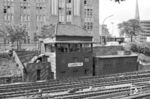 Das Fahrdienstleiter-Stw "Ho", ein Vierreihen-Hebelstellwerk aus dem Jahr 1941, stand in der Ostausfahrt des Hamburger Hauptbahnhofs und war zuständig für den Betriebsablauf Richtung Berliner Tor (-Lübeck bzw. -Büchen). Auch es ging mit der Inbetriebnahme des Zentralstellwerks 1977 außer Betrieb. (06.1975) <i>Foto: Benno Wiesmüller</i>