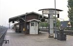 Der Bahnhof Wrist wurde 1844 von der Altona-Neumünster-Kiel Eisenbahngesellschaft erbaut und mit der Bahnstrecke Hamburg-Altona – Kiel am 18. September 1844 eröffnet. 1889 wurde er an die inzwischen stillgelegte Bahnstrecke Wrist – Itzehoe angeschlossen. Von 1880 bis 1895 wurde das Empfangsgebäude des Bahnhofs umgebaut. Um den Bahnhof entwickelte sich dann im Laufe der Jahre die Eisenbahnsiedlung Wrist. Die Eisenbahn hatte großen wirtschaftlichen Einfluss auf die Gemeinde, was unter anderem zur Zusammenführung von Wrist mit der älteren Nachbargemeinde Stellau führte, unter Beibehaltung des Namens Wrist. Der Personenverkehr nach Itzehoe wurde 1975 eingestellt, der restliche Güterverkehr nach Kellinghusen 1995. 2014/15 wurde der Gleisstummel der Strecke nach Itzehoe erneuert und mit Oberleitung versehen und dient heute als Abstellgleis für die Züge der seit Dezember 2014 in Wrist endenden Linie RB71. (02.10.1976) <i>Foto: Benno Wiesmüller</i>