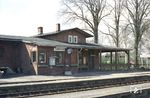 Das Empfangsgebäude des Bahnhofs Handeloh auf der "Heidebahn" zwischen Soltau und Buchholz/Nordheide. Das ländliche Flair hat der Bahnhof nach einem Umbau heute verloren. (04.1980) <i>Foto: Benno Wiesmüller</i>