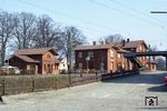 Der Bahnhof Ottersberg (bei Bremen) an der Rollbahn zwischen Rotenburg (Wümme) und Bremen. Der Bahnhof wurde mittlerweile komplett ungebaut und modernisiert. (20.03.1980) <i>Foto: Benno Wiesmüller</i>