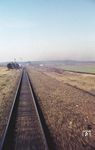 Unzweifelhaft ist zu erkennen, dass die Bahnstrecke bei Wiesenburg/Mark in Brandenburg ursprünglich eine zweigleisige Hauptbahn war, über die die Verbindung von Berlin nach Dessau und weiter in Richtung Halle/Leipzig verlief. 1934 verkehrten sogar Schnellzüge von Berlin nach Wiesbaden und ein Eilzug Berlin–Frankfurt(Main) über die Strecke. Auch die Personenzüge liefen überwiegend in Richtung Berlin durch. Nach der deutschen Teilung und erst recht nach dem Mauerbau war die Strecke für den direkten Fernverkehr aus dem Großraum Halle/Leipzig nach Berlin gegenüber der Strecke über Wittenberg unattraktiv, da der Ostteil Berlins nur auf Umwegen über den Berliner Außenring erreichbar war und zudem die Strecke ein Gleis aufgrund der Reparationsleistungen nach 1945 einbüßte, wie dieses Bild 15 Jahre später noch dokumentiert. Nach der deutschen Wiedervereinigung nahm die Bedeutung der Strecke zunächst zu, da über sie die schnellste Verbindung aus Süd- und Westdeutschland in den Westteil Berlins verlief. Am 31. Mai 1992 wurde der elektrische Betrieb aufgenommen. Eine Vielzahl von Schnellzügen und in der zweiten Hälfte der 1990er-Jahre die Interregio-Linie Berlin-Frankfurt(Main) nutzten die Strecke. Heute läuft nur noch der Regionalverkehr (Regional-Express-Linie RE 7 zwischen Berlin und Dessau) im Stundentakt über die Strecke. (02.1960) <i>Foto: Uwe Jens Jansen</i>