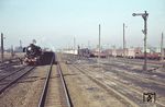 Blick aus dem Transitzug nach Berlin auf 52 6400, die vor einem Güterzug im Güterbahnhof von Neustadt/Dosse wartet. (02.1960) <i>Foto: Uwe Jens Jansen</i>