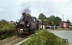 Der ausschließlich aus ehemaligen Kleinbahnwagen gebildete Gmp 8033 nach Breddin im „Personenbahnhof“ Berlitt, wie die Anwohner ihn nannten. Es herrscht reger Fahrgastwechsel.  (29.08.1967) <i>Foto: Klaus Kröber (Sammlung Ludger Kenning)</i>
