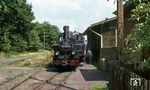 Zwischen den Zügen 4431 und 4432 hatte das Personal der 99 4511 in Breddin gut 18 Minuten Zeit zum Umsetzen der Lok und zum Umladen von Stückgut am noch aus der Zeit der Ostprignitzer Kreiskleinbahnen stammenden Güterschuppen.  (31.08.1967) <i>Foto: Klaus Kröber (Sammlung Ludger Kenning)</i>
