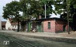 Das schattig unter Bäumen gelegene Empfangsgebäude des Endbahnhofs Glöwen (Nordseite) war mit der Zeit mehrfach erweitert worden, teils in Fachwerk-, teils in Klinkerbauweise. Bis zuletzt mit einem Bahnhofsvorsteher besetzt, enthielt es einen Warteraum, eine Fahrkartenausgabe und ein Dienstzimmer. Nach diversen Um- und Anbauten ist es heute in Privatbesitz und dient einer Berlinerin als Atelier. Die knapp 700 Jahre alte Gemeinde, seit 2001 ein Ortsteil von Plattenburg, zählt derzeit rd. 1.200 Einwohner.  (30.08.1967) <i>Foto: Klaus Kröber (Sammlung Ludger Kenning)</i>