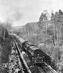 01 0505 mit einem grinsenden Heizer als Schiebelok am D 902 nach Eisenach bei Großschwabhausen. (24.02.1978) <i>Foto: Joachim Schmidt</i>