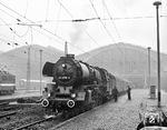 Bei trübem Aprilwetter werden die letzten Vorbereitungen zur Abfahrt des D 562 im Leipziger Hauptbahnhof getroffen, einem Zug, der ein halbes Jahr zuvor von sich Reden gemacht hatte. Am 26.11.1977 brachte 03 2121 den D 562 mit ausgeglühter Feuerbüchse nach Berlin. Als Ersatzlok für die Rückleistung des D 567 sprang die Ostbahnhofer 01 1516 sein, bei der es bei einer ausgeglühten Feuerbüchse nicht bleiben sollte. Das für das Jahr 1977 Unfassbare geschah: Durch Personalverschulden endete die Fahrt des D 567 mit dem Kesselzerknall der 01 1516 in Bitterfeld. (10.04.1978) <i>Foto: Joachim Schmidt</i>