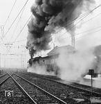 Ausfahrt des D 562 mit der Leipziger 03 2176 in Leipzig Hbf. Ab Sommerfahrplan 1977 wurden zur Verbesserung des Komforts die Doppelstockwagen aus den Schnellzügen herausgezogen. Deshalb wurden zusätzliche Rekowagen eingesetzt, um die gleiche Anzahl von Reisenden befördern zu können. Das Schnellzugpaar D 562/567 nach Berlin war die letzte Leipziger 03er-Leistung in dieser Relation, die am 30.09.1978 endete.  (10.04.1978) <i>Foto: Joachim Schmidt</i>