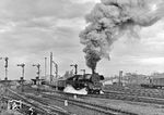 Neben dem D 562/567 nach Berlin und der Freitagsleistung des D 505/506 zwischen Halle und Saalfeld, bespannten die Leipziger 03 im Winterfahrplan 1977/78 noch den Städteschnellverkehr D 1000/1007 zwischen Gera und Leipzig. Für den D 1000 hieß es früh aufstehen, um die Ausfahrt des Zuges in Zeitz mit 03 2126 zu erleben. (28.03.1978) <i>Foto: Joachim Schmidt</i>