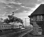 03 2126 startet in die Morgendämmerung mit dem Stadteschnellverkehrszug D 1000 von Gera über Zeitz – Leipzig – Flughafen Berlin Schönefeld nach Berlin Ostbahnhof in Zeitz. (28.03.1978) <i>Foto: Joachim Schmidt</i>