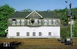 Das Wärterstellwerk "Lnw" (Lennep NordWest) in der Einfahrt aus Remscheid-Lüttringhausen stammte aus dem Jahr 1913 (Bauart: Scheid & Bachmann) und besaß ursprünglich 63 Hebelplätze. Im Laufe des Jahres 1991 wurde es außer Betrieb genommen und anschließend abgerissen. (16.05.1986) <i>Foto: Joachim Bügel</i>