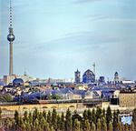Eine 01.5 des Bw Wittenberge hat mit D 336 nach Hamburg soeben die deutsch/deutsche Grenze nach West-Berlin überschritten und dampft vor der Kulisse von Fernsehturm, Rotem Rathaus und Berliner Dom dem Lehrter Stadtbahnhof (heute Hbf) entgegen. (07.1976) <i>Foto: Karsten Risch</i>
