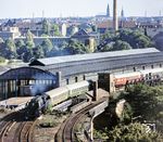 01 0527 mit D 1332 nach Hamburg am Lehrter Stadtbahnhof in Berlin. Der denkmalgeschützte Bahnhof aus dem Jahr 1882 war weitgehend im Ursprungszustand erhalten geblieben und wurde 1987 zur 750-Jahr-Feier Berlins für rund zehn Millionen Mark saniert, im Sommer 2002 jedoch im Zuge der Bauarbeiten für den neuen Berliner Hauptbahnhof abgerissen.  (1976) <i>Foto: Karsten Risch</i>