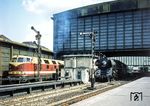 01 0532 (Bw Wittenberge) mit D 1332 nach Hamburg muss in Berlin Zoologischer Garten der Hallenser 118 341 mit dem D 344 nach Köln auf Gleis 4 den Vortritt lassen. Wegen der beengten Verhältnisse steht das Ausfahrsignal ausnahmsweise links vom Gleis. (05.1974) <i>Foto: Karsten Risch</i>
