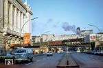 Eine Wittenberger 01.5 überquert mit D 336 nach Hamburg die Kantstraße in der Ausfahrt vom Bahnhof Berlin Zoologischer Garten. Im Theater des Westens (links) spielt gerade Marika Rökk in der Operette "Die Csardasfürstin".  (1975) <i>Foto: Karsten Risch</i>