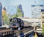 01 0532 (Bw Wittenberge) mit D 1332 nach Hamburg an der Uhlandstraße zwischen den Bahnhöfen Berlin Zoologischer Garten und Savignyplatz. (1976) <i>Foto: Karsten Risch</i>