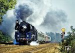 01 0532 beschleunigt den D 1332 nach Hamburg am Hüttenweg neben der Avus in Berlin-Grunewald. (1976) <i>Foto: Karsten Risch</i>