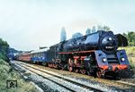 Die Saalfelder 01 0522 fährt mit dem nur freitags verkehrenden Langlauf aus Probstzella (Autoreisezug D 1100 aus München Ost) in Berlin-Wannsee ein, um dort die Autoreisewagen abzukuppeln und dann weiter nach Berlin-Friedrichstraße zu fahren. Es war komfortabel so zu reisen mit 1.Klasse-Wagen, Speise- und Schlafwagen. Bevor man Berlin erreichte, wurde im Zug gefühstückt und der Reisende kam ausgeruht mit seinem PKW am Ziel an. Im Hintergrund ist die Brücke der Strecke nach Stahnsdorf zu sehen, über den Wagen die Lampen des Bw Wannsee. (1976) <i>Foto: Karsten Risch</i>