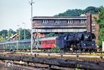 01 0532 passiert mit D 336 das Stellwerk "Ws" in der Westausfahrt des Bahnhofs Berlin-Wannsee. Auf dem Foto ist eine weitere Rarität zu sehen: Es zeigt wohl den einzigen BRym 446 mit der falschen Anschrift "Speisewagen" statt "Speiseraum". Die Wagennummer war allerdings bislang nicht zu identifizieren. (1976) <i>Foto: Karsten Risch</i>