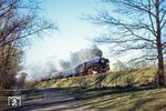 Gegen 11.00 Uhr vormittags ist die Saalfelder 01 0501 mit dem Reisebüro-Sonderzug "Spree-Alpen-Express" D 1104 aus Innsbruck oder D 1106 aus Villach an der Avus bei Berlin-Wannsee unterwegs. Der Zug verkehrte im Winterfahrplan in der Ski-Saison vor allem für Wintersportler. Auf diese Kundschaft waren offenbar auch die Verkehrstage des Münchner Autoreisezuges abgestimmt; so fuhr der D 1100 aus München (nach zwei Verkehrstagen in den Weihnachtsferien) jeweils Do/Fr vom 29./30.1. bis 25./26.3.76 - also ebenfalls am Aufnahmetag. Der D 1100 führte allerdings keinen Speisewagen und erreichte Berlin-Wannsee planmäßig schon um 7.57 Uhr (19.03.1976) <i>Foto: Karsten Risch</i>