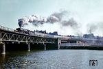 01 0527 mit D 1332 nach Hamburg auf der Spreebrücke am Lehrter Stadtbahnhof in Berlin. Hier befand sich damals die Grenze zwischen West- und Ostberlin. (04.1976) <i>Foto: Karsten Risch</i>
