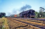 Ein seltener Gast war 01 0523 in Berlin, die eigentlich beim Bw Rostock stationiert, wohl nach Wittenberge ausgeliehen war, und hier mit D 336 nach Hamburg an der Avus bei Berlin-Grunewald vorbeirauscht. (1975) <i>Foto: Karsten Risch</i>