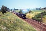 50 0025 (Bw Angermünde) mit einem Ölzug kurz vor Prenzlau. Das Foto entstand von der Fernstraße 106 nahe Blindow (rechts oben), die sich damals noch als Allee mit Freileitungen präsentierte. (25.06.1977) <i>Foto: Dr. Uwe Knoblauch</i>