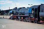Recht lässig lässt es der Heizer der 52 1149 (BMAG, Baujahr 1943) bei der Durchfahrt in Berlin-Schöneweide angehen. (22.08.1976) <i>Foto: Dr. Uwe Knoblauch</i>