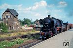 52 5685 fährt vor einem Güterzug durch Berlin-Schöneweide. Die Lok wurde am 06.11.1943 beim Bw Warschau P in Dienst gestellt und am 04.01.1977 beim Bw Berlin Ostbf ausgemustert. Das Wärterstellwerk "Swn" der Bauart Siemens&Halske 1912 ist aktuell außer Betrieb, aber noch vorhanden. (22.08.1976) <i>Foto: Dr. Uwe Knoblauch</i>