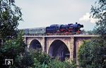 Die 1954 auf Kohlenstaubfeuerung umgebaute 52 9900 (ex 52 4900, Baujahr 1943) mit einem Sonderzug auf dem 220 m langen Viadukt, das in Demitz-Thumitz die Schwarzwasser überquert. (02.07.1977) <i>Foto: Dr. Uwe Knoblauch</i>