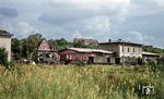 Blick vom Fußweg zur Spülinsel über das Hafenbecken auf den Havelberger Bahnhof mit der 99 4511 vor dem Gmp 3013, hoch oben im Hintergrund die Häuser an der Friedensstraße.  (30.08.1967) <i>Foto: Klaus Kröber (Sammlung Ludger Kenning)</i>