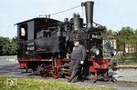 Bestens gepflegt steht die 99 4503 mit Abnahmedatum 23.2.1962 in Breddin. Noch besitzt sie den alten Kessel und die Behelfsrauchkammertür aus der Nachkriegszeit mit sternförmigen Aussteifungen und fünf Rundumverriegelungen, jedoch nunmehr ohne Zentralverschluß (ohne Handrad). Nachdem nämlich das Dreilichtspitzensignal im Signalbuch der DR 1958 eingeführt worden war, mußte man das Nummerschild tiefer setzen und auf den Zentralverschluß verzichten.          (1962) <i>Foto: Sammlung Ludger Kenning</i>
