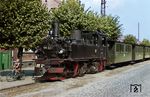 99 557 mit dem P 8033 in Barenthin. Im Gegensatz zu den anderen beiden Prignitzer IV K hatte man ihre Laternen wieder auf sächsische Art an der Rauchkammer angebracht. Die am 5. Mai 1954 von Mügeln hierher gekommene Lok erhielt im August 1963 in Görlitz einen im Raw Halberstadt gefertigten geschweißten Kessel und drei Jahre später außerdem einen neuen Rahmen. Neben einer Zugheizeinrichtung hat sie – anstatt einer Zentralschmierung – an den Zylindern nun Kondensationsölbehälter. Ab 1970 führte die Reichsbahn sie noch als 99 1557-0. Nachdem sie im November 1970 in Havelberg letztmals unter Dampf gestanden hatte, wartete sie in Glöwen jahrelang auf eine Weiterverwendung. Erst am 5.11.1976 wurde sie offiziell ausgemustert und ein Jahr später vor Ort verschrottet. (31.08.1967) <i>Foto: Klaus Kröber (Sammlung Ludger Kenning)</i>
