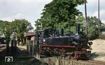 99 593 am Kohlenbansen des früheren Glöwener Kleinbahnhofs. Als erst 1914 (in Zittau) in Dienst gestellte IV K hatten die Zylinder ihres Niederdrucktriebwerks einen Durchmesser von 400 statt 370 mm (wie bei den zuvor gebauten IV K), wodurch die Zugkraft von 3.460 auf 4.000 kg stieg. Nach der Zittauer Zeit lief sie ab 1945 in Potschappel bzw. Hainsberg und ab 1949 in Mügeln, bis sie am 24.1.1952 in den Norden zog. Die letzten, sporadischen Dienste leistete sie 1970/71 auf der Havelberger Strecke, wobei die Umzeichnung in 99 1593-5 nur noch auf dem Papier stattfand. Nach der Betriebseinstellung im September 1971 wartete sie vorerst in Havelberg und zuletzt im Bahnhof Glöwen auf einen Interessenten. Weil sich niemand fand, wurde sie im Herbst 1977 an Ort und Stelle zerlegt.  (31.08.1967) <i>Foto: Klaus Kröber (Sammlung Ludger Kenning)</i>
