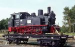 99 4645 kehrt von einer Zwischenuntersuchung aus Görlitz zurück und steht „hoch zu Roß“ im Bahnhof Glöwen. Ein Vergleich mit der Schwesterlok 99 4643 (vgl. Bild-Nr. 63050) zeigt nur geringe Unterschiede, wie z.B. die Anbringung des Generators (in diesem Fall seitlich) oder die Form der Rollen für die Bremsseile (bei der 99 4643 mit Konsolen). Deutliche Vorteile brachte der Antrieb nunmehr auf den dritten Radsatz.  (12.07.1968) <i>Foto: Sammlung Ludger Kenning</i>