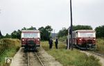 VT 133 525 (links, nach Pritzwalk) und VT 133 524 (rechts, aus Kyritz) am Abzweig Vettin. Die neuen, voluminöseren Motoren erforderten neue, selbst gefertigte Hauben und größere Kühlergitter, so daß die Schnauzen schlichter und dicker geworden waren, und natürlich verschwanden die Embleme von Ford und der Waggonfabrik Wismar. (30.08.1967) <i>Foto: Klaus Kröber (Sammlung Ludger Kenning)</i>
