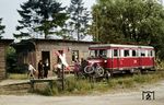 VT 133 524 bei einem längeren Halt in Gumtow. Nur sechs Monate später schied er wegen eines Achsbruches aus. Als Ersatzteilspender verbrachte er über zwei Jahre auf einem Rollwagen in Perleberg, bevor er im Sommer 1970 dann verschrottet wurde.  (30.08.1967) <i>Foto: Klaus Kröber (Sammlung Ludger Kenning)</i>