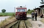 Um 14 Uhr wartet der VT 133 524 im Bahnhof Gumtow auf Abfahrt nach Lindenberg. Mit den „Fischkorbträgern“ eignete er sich gut für den Fahrradtransport. (30.08.1967) <i>Foto: Klaus Kröber (Sammlung Ludger Kenning)</i>