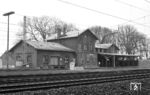 Der Bahnhof Hittfeld in km 334 zwischen Buchholz und Hamburg-Harburg. (02.02.1980) <i>Foto: Benno Wiesmüller</i>