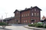 Das Empfangsgebäude des Bahnhofs in Scheeßel wurde in den Jahren 1873 bis 1874 durch die Cöln-Mindener Eisenbahngesellschaft nach den Plänen von Adolf Funk errichtet. Es diente ursprünglich als Fahrkartenverkaufsraum, Aufenthaltsraum für die Fahrgäste, Postgebäude und Wohnung für den Bahnhofsvorsteher. Das heute unter Denkmalschutz stehende Gebäude stellt ein hervorragendes Beispiel für die Architektur norddeutscher Provinzbahnhöfe in der zweiten Hälfte des 19. Jahrhunderts dar. Das 23 Meter lange, 10 Meter breite und 10 Meter hohe Gebäude besitzt drei Geschosse und ist vollständig mit einem Gewölbekeller unterkellert. An das Gebäude schließt sich eine eingeschossige 40 Meter lange Güterhalle an. Das Empfangsgebäude wurde bis zum Jahr 2002 in Teilen durch die Deutsche Bahn genutzt. Auch wenn das Gebäude fast 130 Jahre für den Bahnbetrieb benötigt wurde, ist es doch den wechselnden Ansprüchen entsprechend häufig umgebaut worden. Die Veränderungen beschränkten sich jedoch weitestgehend auf den Innenbereich. In den Jahren 2002 und 2003 plante die Gemeinde Scheeßel den Abbruch des Gebäudes, um auf dem Gelände Parkplätze einzurichten. Dies war jedoch aufgrund von Vorgaben des Denkmalschutzes nicht möglich, sodass ein privater Investor das Gebäude erwerben und sanieren konnte. Das Empfangsgebäude wird heute nach umfangreicher Sanierung als Geschäfts- und Veranstaltungshaus genutzt, außerdem sind mehrere Räume an die Lebensmittelausgabestelle der Scheeßeler Tafel vermietet. (27.04.1980) <i>Foto: Benno Wiesmüller</i>