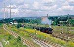 Die DR-Traditionslok 58 3047 fährt mit einem Kesselwagenganzzug (80 Achsen) der KVG in Gera ein. (1991) <i>Foto: Hans Hilger</i>