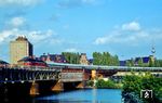 Eine 132 passiert die Spree in Höhe des Lehrter Bahnhofs, dort, wo heute der neue Berliner Hauptbahnhof steht. Die Grenze ist hier seit 5 Jahren Geschichte. (1994) <i>Foto: Hans Hilger</i>
