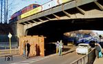 In der Bahnhofsstraße in Arnstadt unterschätzte ein Fahrer der sowjetischen Streitkräfte die Höhe seines verladenen Containers und rammte die Eisenbahnbrücke. Während die Volkspolizei den Verkehr regelt, betracht der Lokführer der 132 und ein Rangierer den Schaden an der Brücke. (1990) <i>Foto: Hans Hilger</i>