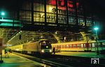 234 346 (Bw Berlin-Pankow) im nächtlichen Berliner Ostbahnhof, der von 1987 bis 1998 bis Berlin Hauptbahnhof hieß. (06.1993) <i>Foto: Hans Hilger</i>