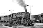 Die Saalfelder 58 1854 vor einem Personenzug im Bahnhof Saalfeld/Saale. Daneben steht 93 761 mit einem Personenzug nach Wurzbach.  (1969) <i>Foto: Robin Fell</i>