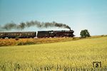 03 0020 (Bw Stralsund) fährt mit D 715 durch die Uckermark bei Prenzlau zwischen Pasewalk und Angermünde. Die Lok war von 1956 bis zu ihrer Ausmusterung am 8. Mai 1978 in Stralsund stationiert. (25.06.1977) <i>Foto: Dr. Uwe Knoblauch</i>